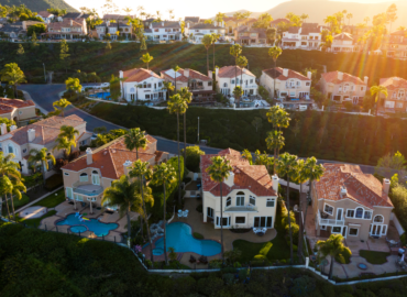 a neighborhood of mansions in laguna niguel