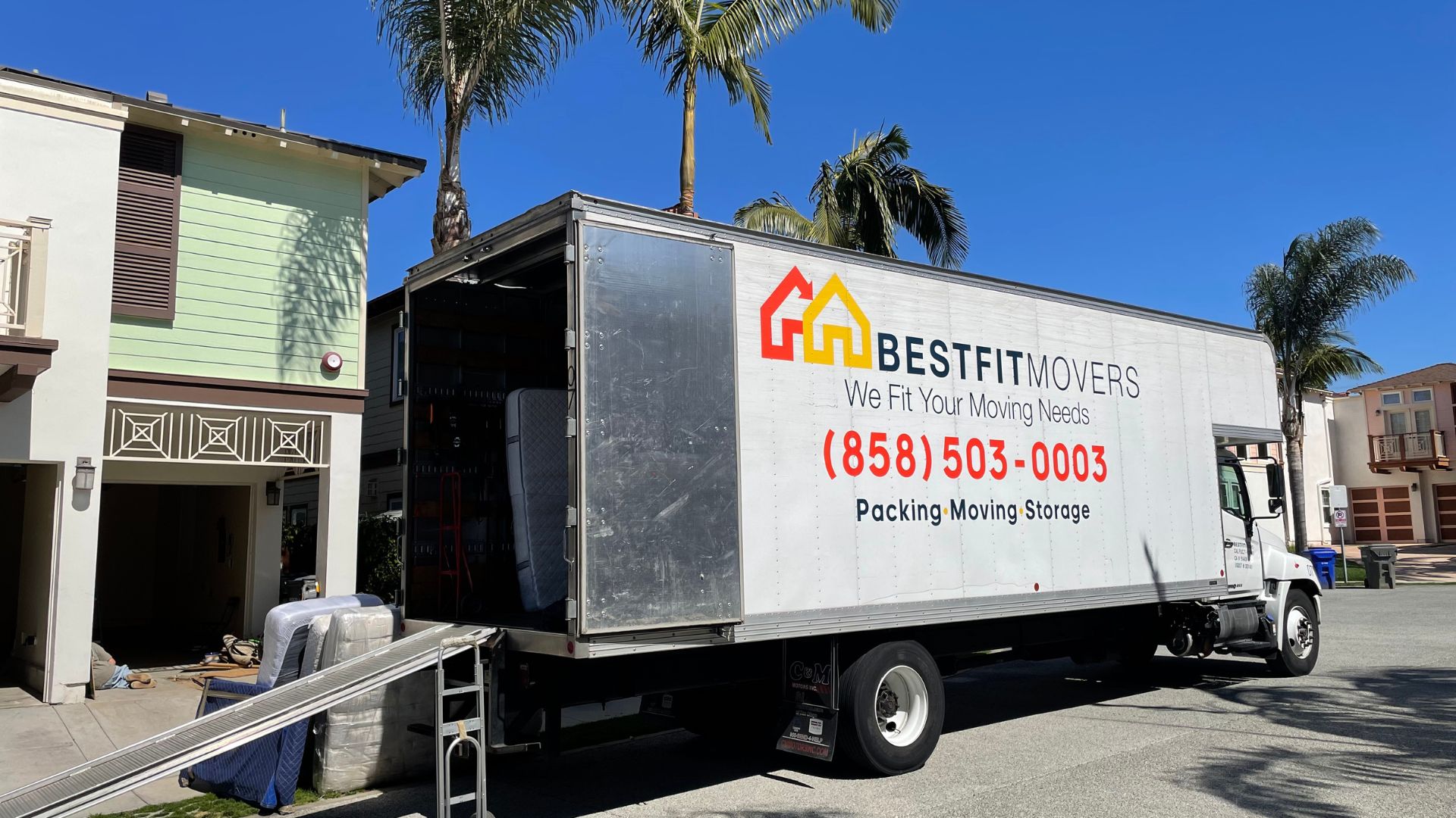 https://bestfitmovers.com/wp-content/uploads/2022/08/best-fit-movers-moving-truck-townhouse.jpg